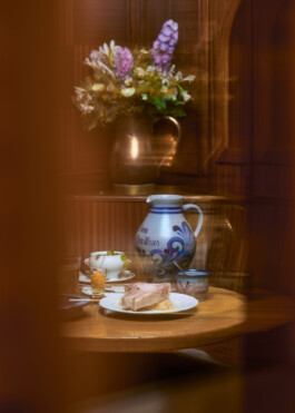 Foto von Domenic Driessen. Die Gaststätte „Gemaltes Haus“ liegt in Frankfurt, Sachsenhausen. Hier kehrte der Schriftsteller Eckhart Nickel regelmäßig ein und schrieb einen Text über das Lokal. Das Stillleben zeigt typische Frankfurter Gerichte. 